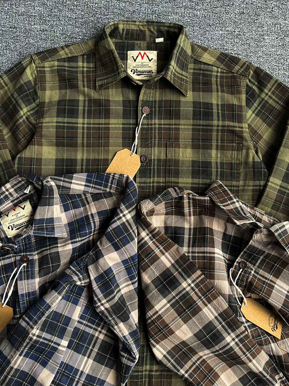 製品画像: ウォッシュド加工のチェック柄長袖シャツ。柔らかく快適な100%コットン素材で、クラシックなヴィンテージ感を演出。
詳細画像: シンプルな胸ポケットデザインとスリムフィットカットが、カジュアルでワークウェア風のアクセントを加えたチェックシャツ。