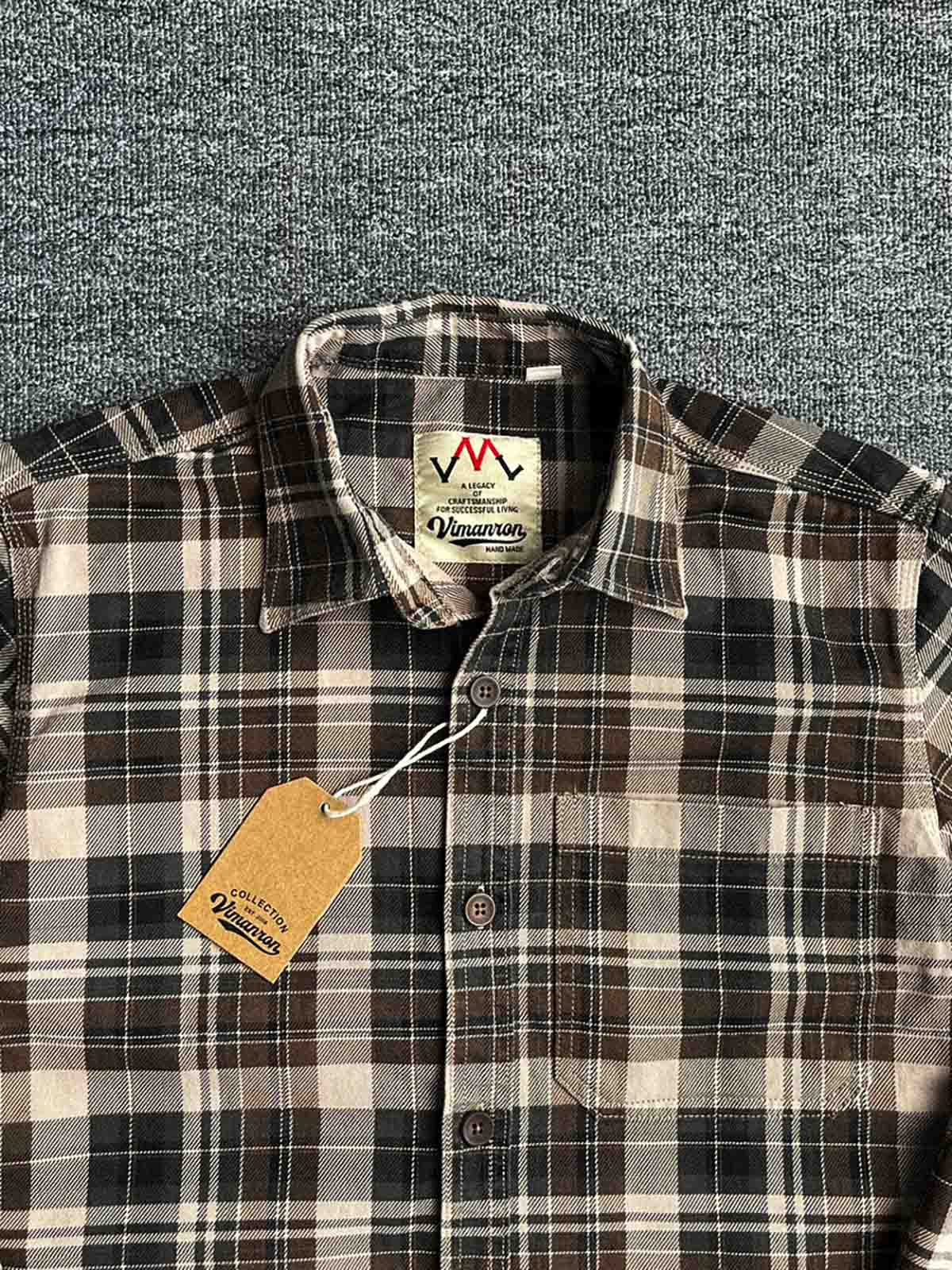 製品画像: ウォッシュド加工のチェック柄長袖シャツ。柔らかく快適な100%コットン素材で、クラシックなヴィンテージ感を演出。
詳細画像: シンプルな胸ポケットデザインとスリムフィットカットが、カジュアルでワークウェア風のアクセントを加えたチェックシャツ。