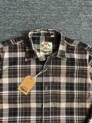 製品画像: ウォッシュド加工のチェック柄長袖シャツ。柔らかく快適な100%コットン素材で、クラシックなヴィンテージ感を演出。
詳細画像: シンプルな胸ポケットデザインとスリムフィットカットが、カジュアルでワークウェア風のアクセントを加えたチェックシャツ。