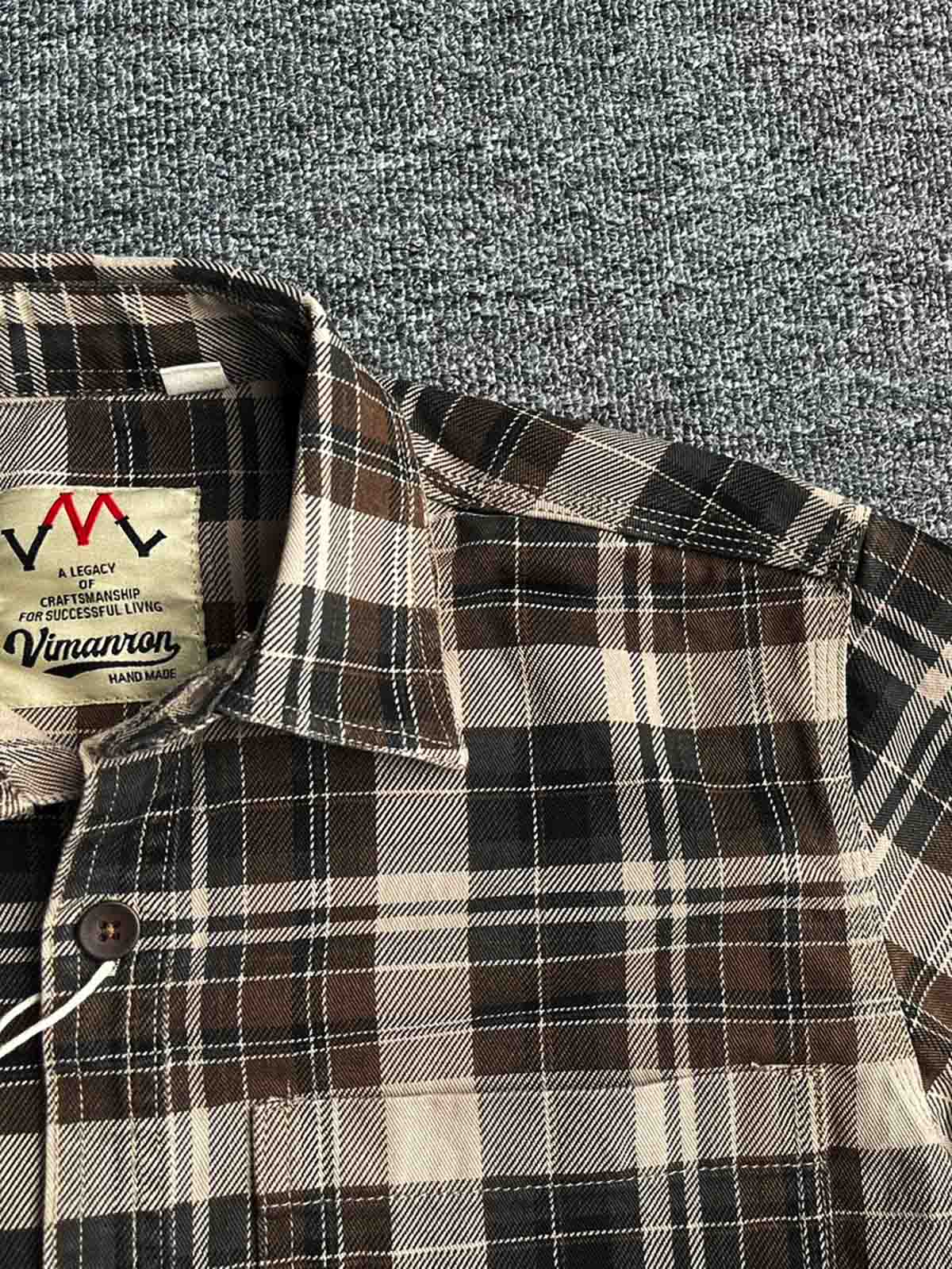 製品画像: ウォッシュド加工のチェック柄長袖シャツ。柔らかく快適な100%コットン素材で、クラシックなヴィンテージ感を演出。
詳細画像: シンプルな胸ポケットデザインとスリムフィットカットが、カジュアルでワークウェア風のアクセントを加えたチェックシャツ。