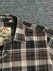 製品画像: ウォッシュド加工のチェック柄長袖シャツ。柔らかく快適な100%コットン素材で、クラシックなヴィンテージ感を演出。
詳細画像: シンプルな胸ポケットデザインとスリムフィットカットが、カジュアルでワークウェア風のアクセントを加えたチェックシャツ。