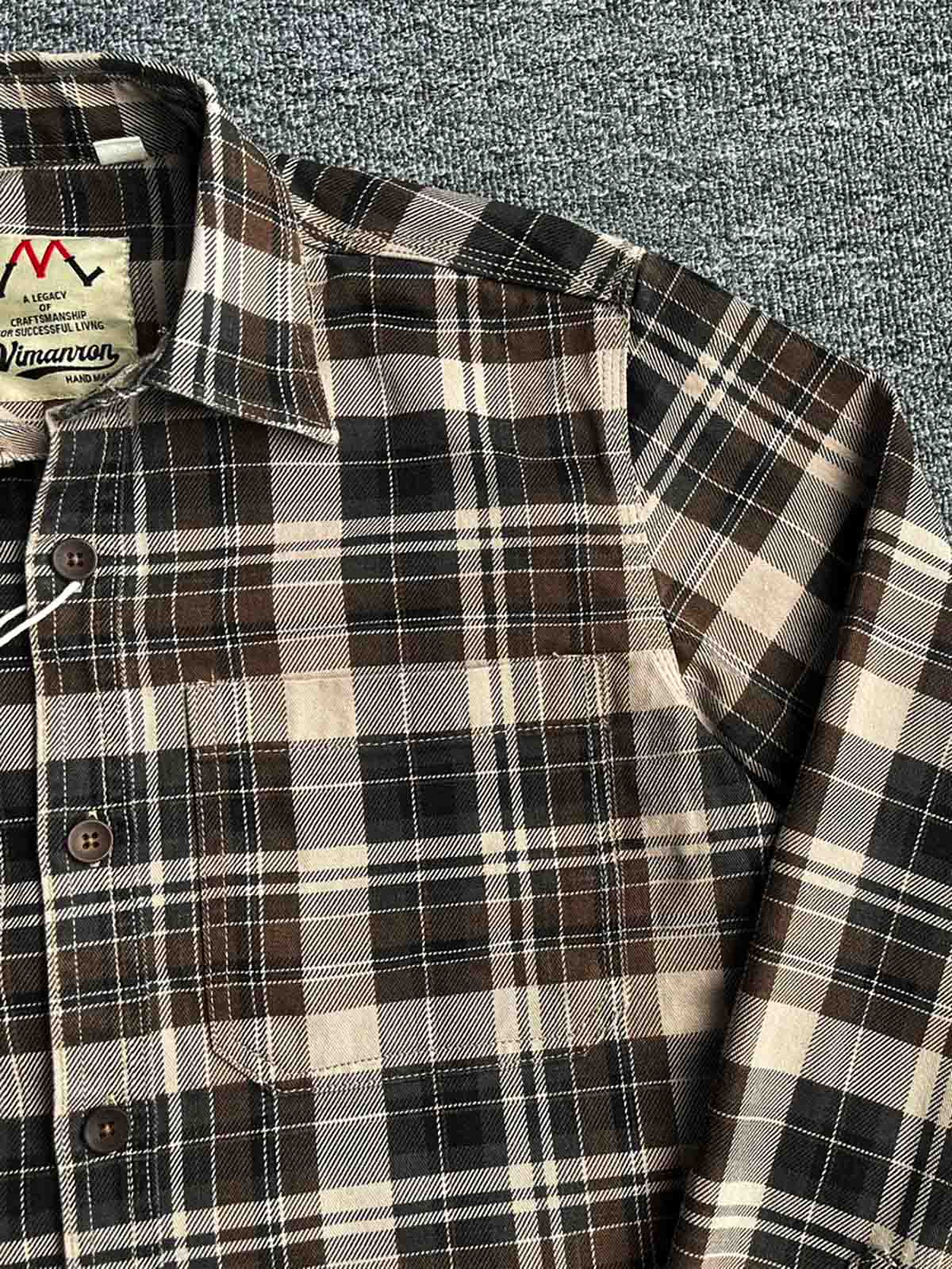 製品画像: ウォッシュド加工のチェック柄長袖シャツ。柔らかく快適な100%コットン素材で、クラシックなヴィンテージ感を演出。
詳細画像: シンプルな胸ポケットデザインとスリムフィットカットが、カジュアルでワークウェア風のアクセントを加えたチェックシャツ。