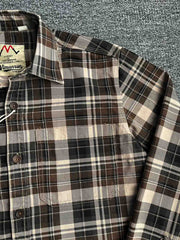 製品画像: ウォッシュド加工のチェック柄長袖シャツ。柔らかく快適な100%コットン素材で、クラシックなヴィンテージ感を演出。
詳細画像: シンプルな胸ポケットデザインとスリムフィットカットが、カジュアルでワークウェア風のアクセントを加えたチェックシャツ。