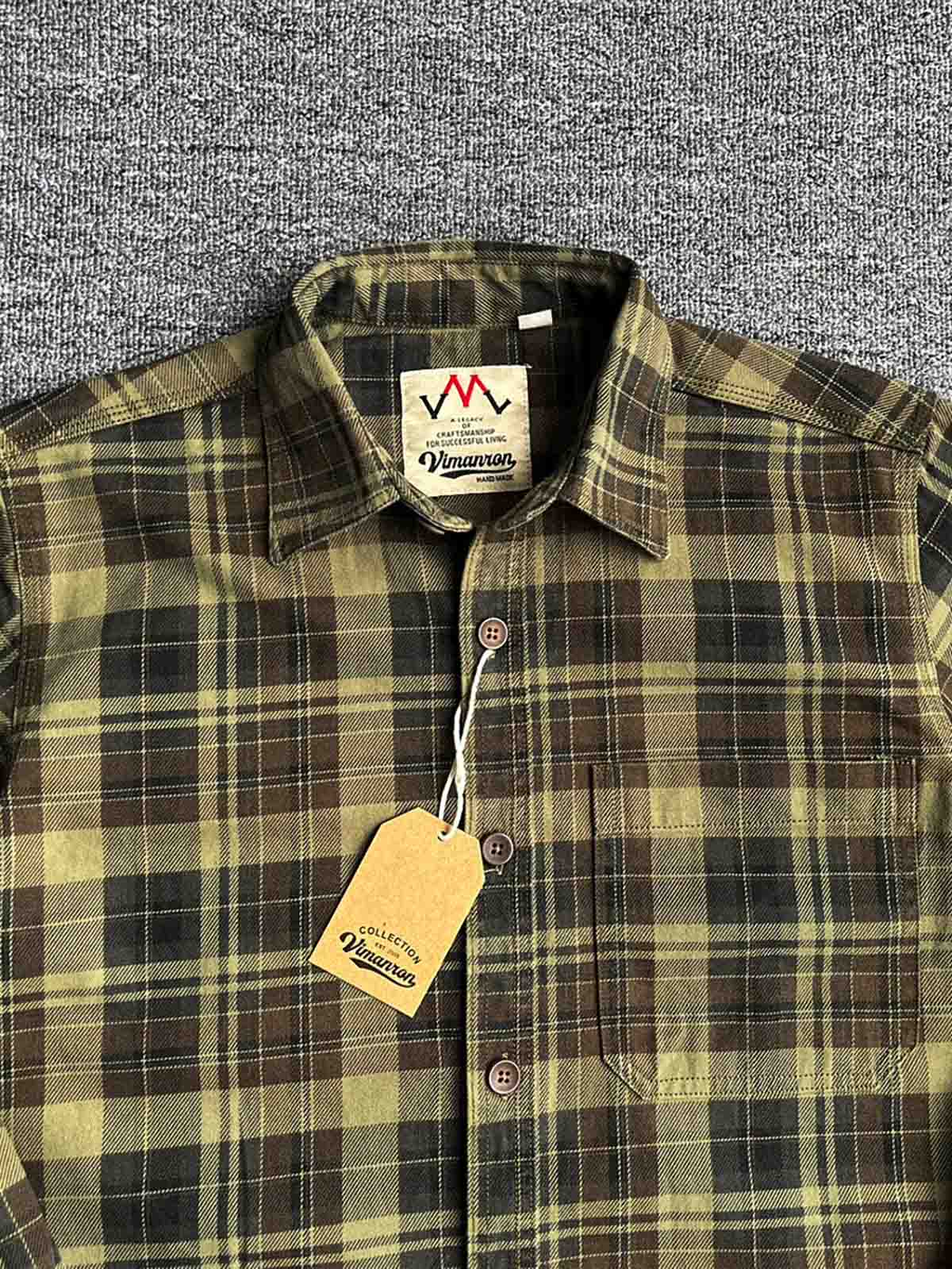 製品画像: ウォッシュド加工のチェック柄長袖シャツ。柔らかく快適な100%コットン素材で、クラシックなヴィンテージ感を演出。
詳細画像: シンプルな胸ポケットデザインとスリムフィットカットが、カジュアルでワークウェア風のアクセントを加えたチェックシャツ。