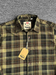 製品画像: ウォッシュド加工のチェック柄長袖シャツ。柔らかく快適な100%コットン素材で、クラシックなヴィンテージ感を演出。
詳細画像: シンプルな胸ポケットデザインとスリムフィットカットが、カジュアルでワークウェア風のアクセントを加えたチェックシャツ。