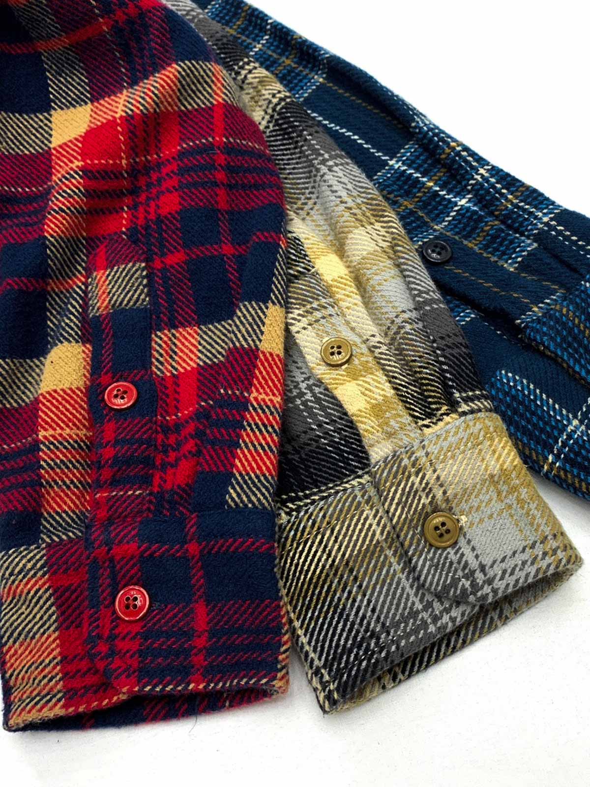 製品画像
「チェック柄フランネルシャツジャケット、厚手のコットン素材に起毛加工を施し、ヴィンテージ感のあるデザインで高い保温性と快適な着心地」
詳細画像
「レトロなチェック柄デザイン、ダブルポケットが機能性をプラス。起毛加工された厚手のコットン素材で保温性抜群、ワークウェア風のデザインが特徴」