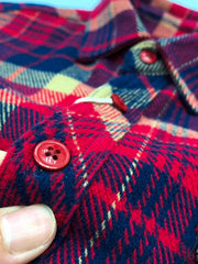 製品画像
「チェック柄フランネルシャツジャケット、厚手のコットン素材に起毛加工を施し、ヴィンテージ感のあるデザインで高い保温性と快適な着心地」
詳細画像
「レトロなチェック柄デザイン、ダブルポケットが機能性をプラス。起毛加工された厚手のコットン素材で保温性抜群、ワークウェア風のデザインが特徴」