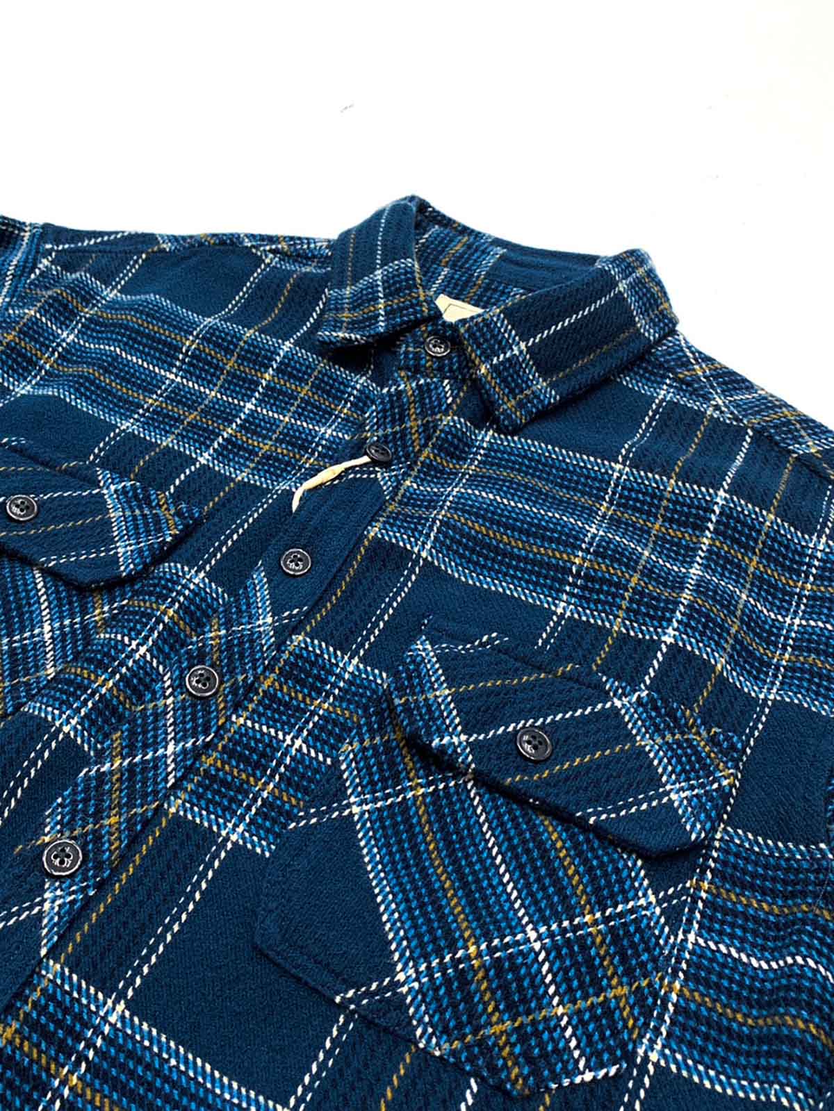 製品画像
「チェック柄フランネルシャツジャケット、厚手のコットン素材に起毛加工を施し、ヴィンテージ感のあるデザインで高い保温性と快適な着心地」
詳細画像
「レトロなチェック柄デザイン、ダブルポケットが機能性をプラス。起毛加工された厚手のコットン素材で保温性抜群、ワークウェア風のデザインが特徴」