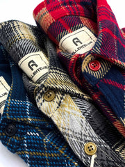 製品画像
「チェック柄フランネルシャツジャケット、厚手のコットン素材に起毛加工を施し、ヴィンテージ感のあるデザインで高い保温性と快適な着心地」
詳細画像
「レトロなチェック柄デザイン、ダブルポケットが機能性をプラス。起毛加工された厚手のコットン素材で保温性抜群、ワークウェア風のデザインが特徴」