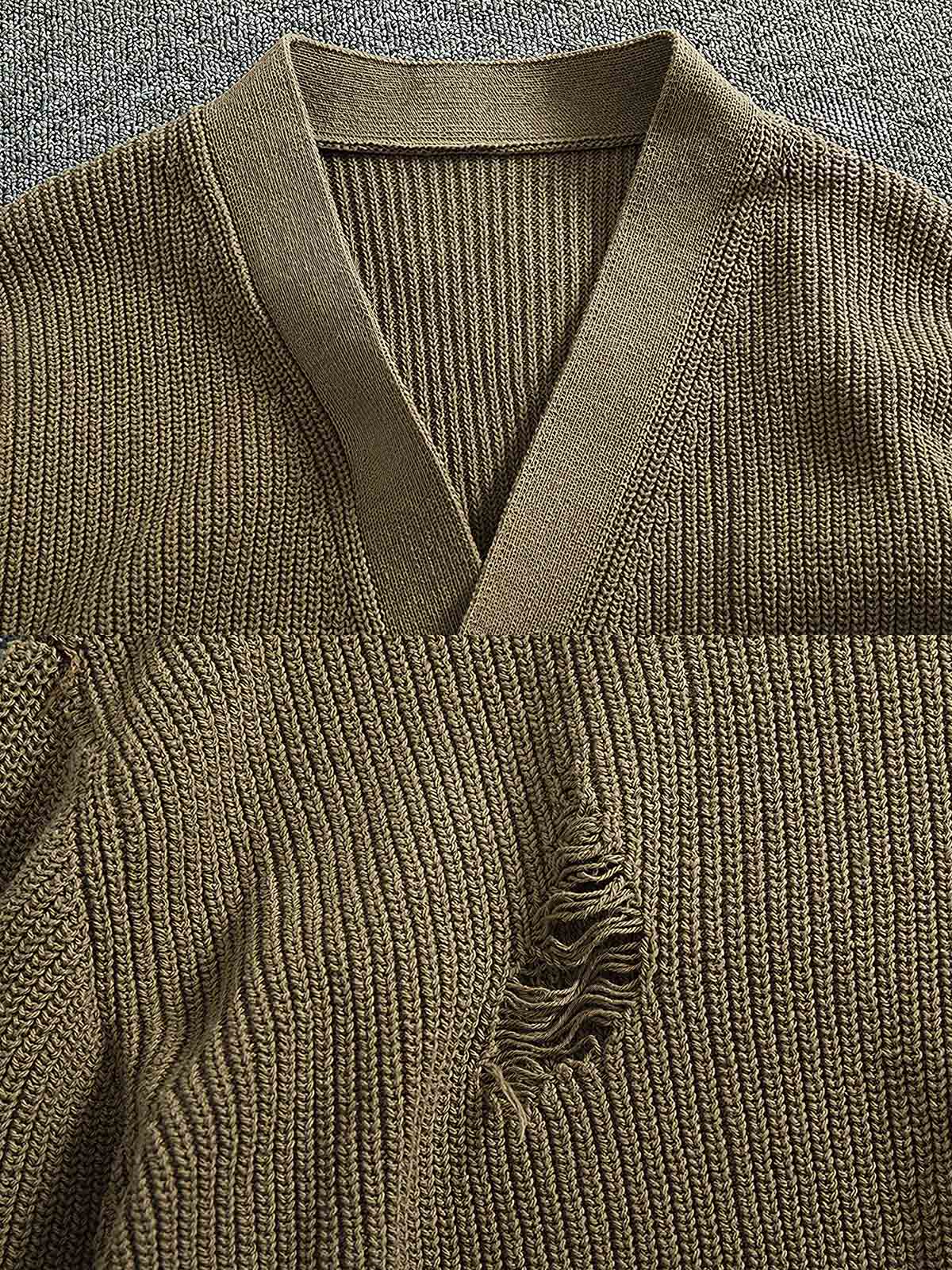 製品画像
「Vネックカーディガンセーター、ダメージ加工でヴィンテージ感を演出、厚手の柔らかなコットン素材が快適な着心地を提供」
詳細画像
「Vネックデザインがシンプルで上品、ダメージ加工による独自の風合い、前面の2つのポケットがデザインと実用性を両立」