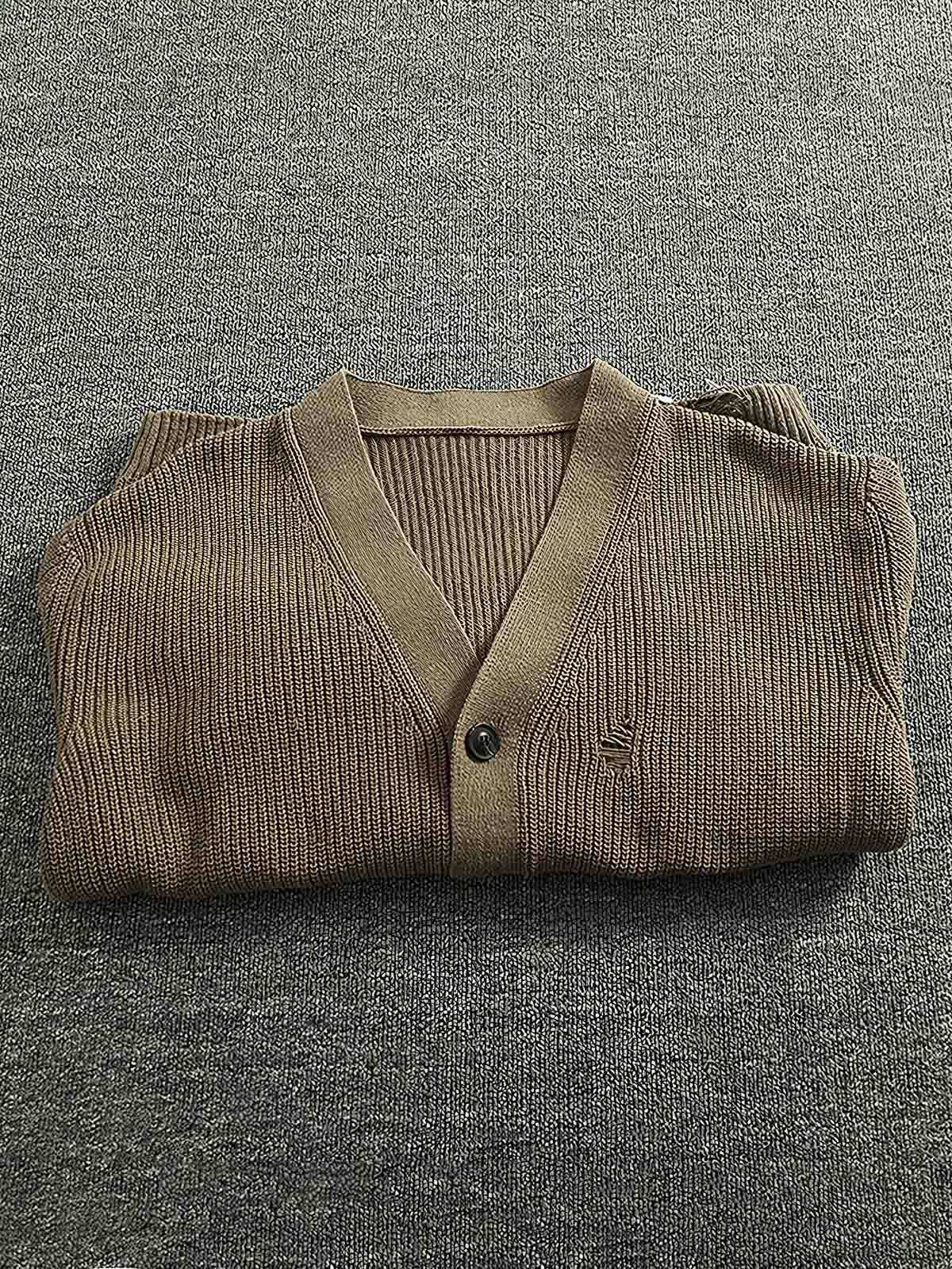 製品画像
「Vネックカーディガンセーター、ダメージ加工でヴィンテージ感を演出、厚手の柔らかなコットン素材が快適な着心地を提供」
詳細画像
「Vネックデザインがシンプルで上品、ダメージ加工による独自の風合い、前面の2つのポケットがデザインと実用性を両立」