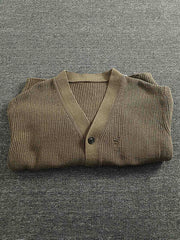 製品画像
「Vネックカーディガンセーター、ダメージ加工でヴィンテージ感を演出、厚手の柔らかなコットン素材が快適な着心地を提供」
詳細画像
「Vネックデザインがシンプルで上品、ダメージ加工による独自の風合い、前面の2つのポケットがデザインと実用性を両立」