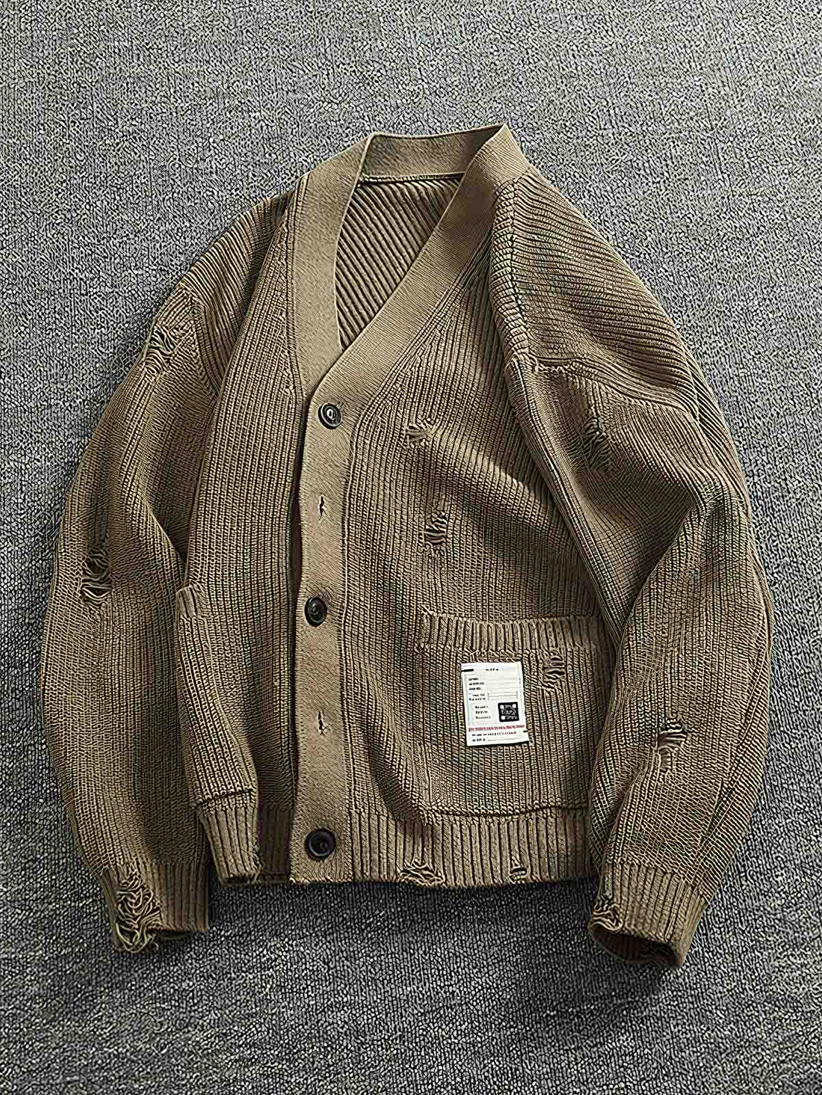 製品画像
「Vネックカーディガンセーター、ダメージ加工でヴィンテージ感を演出、厚手の柔らかなコットン素材が快適な着心地を提供」
詳細画像
「Vネックデザインがシンプルで上品、ダメージ加工による独自の風合い、前面の2つのポケットがデザインと実用性を両立」