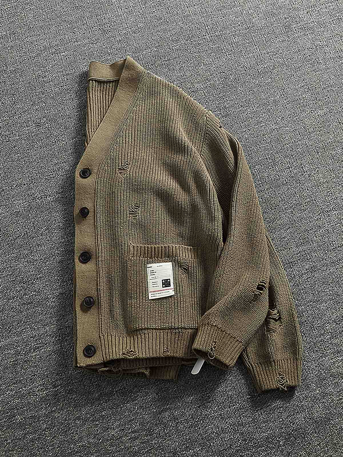 製品画像
「Vネックカーディガンセーター、ダメージ加工でヴィンテージ感を演出、厚手の柔らかなコットン素材が快適な着心地を提供」
詳細画像
「Vネックデザインがシンプルで上品、ダメージ加工による独自の風合い、前面の2つのポケットがデザインと実用性を両立」