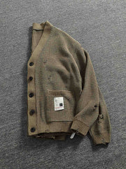 製品画像
「Vネックカーディガンセーター、ダメージ加工でヴィンテージ感を演出、厚手の柔らかなコットン素材が快適な着心地を提供」
詳細画像
「Vネックデザインがシンプルで上品、ダメージ加工による独自の風合い、前面の2つのポケットがデザインと実用性を両立」