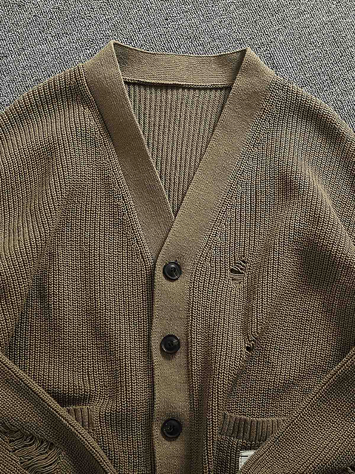 製品画像
「Vネックカーディガンセーター、ダメージ加工でヴィンテージ感を演出、厚手の柔らかなコットン素材が快適な着心地を提供」
詳細画像
「Vネックデザインがシンプルで上品、ダメージ加工による独自の風合い、前面の2つのポケットがデザインと実用性を両立」