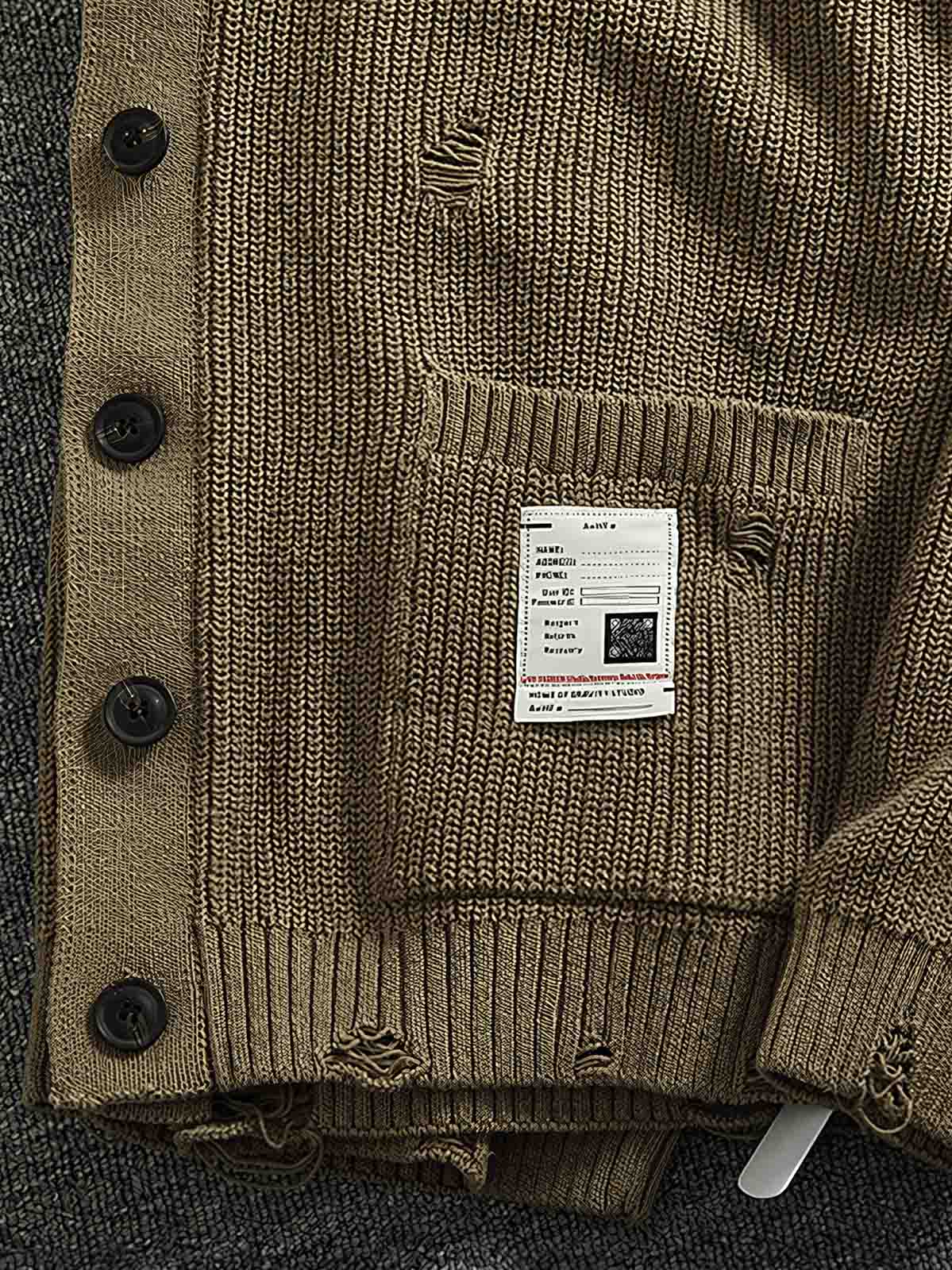 製品画像
「Vネックカーディガンセーター、ダメージ加工でヴィンテージ感を演出、厚手の柔らかなコットン素材が快適な着心地を提供」
詳細画像
「Vネックデザインがシンプルで上品、ダメージ加工による独自の風合い、前面の2つのポケットがデザインと実用性を両立」