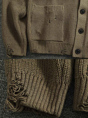 製品画像
「Vネックカーディガンセーター、ダメージ加工でヴィンテージ感を演出、厚手の柔らかなコットン素材が快適な着心地を提供」
詳細画像
「Vネックデザインがシンプルで上品、ダメージ加工による独自の風合い、前面の2つのポケットがデザインと実用性を両立」