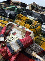 製品画像
「チェック柄フランネルシャツジャケット、起毛加工を施した厚手コットン素材で、秋冬シーズンに最適なヴィンテージ感のあるデザイン」
詳細画像
「柔らかな質感の厚手コットン、ダブルポケットと肘部分のパッチデザインが特徴。水洗いとソフト加工で快適な着心地と優れた保温性」