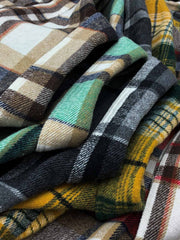 製品画像
「チェック柄フランネルシャツジャケット、起毛加工を施した厚手コットン素材で、秋冬シーズンに最適なヴィンテージ感のあるデザイン」
詳細画像
「柔らかな質感の厚手コットン、ダブルポケットと肘部分のパッチデザインが特徴。水洗いとソフト加工で快適な着心地と優れた保温性」