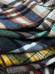 製品画像
「チェック柄フランネルシャツジャケット、起毛加工を施した厚手コットン素材で、秋冬シーズンに最適なヴィンテージ感のあるデザイン」
詳細画像
「柔らかな質感の厚手コットン、ダブルポケットと肘部分のパッチデザインが特徴。水洗いとソフト加工で快適な着心地と優れた保温性」