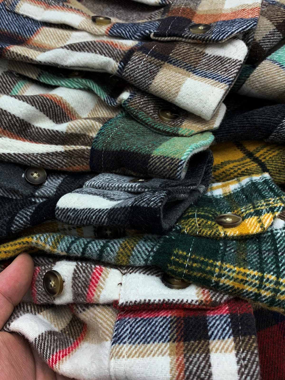 製品画像
「チェック柄フランネルシャツジャケット、起毛加工を施した厚手コットン素材で、秋冬シーズンに最適なヴィンテージ感のあるデザイン」
詳細画像
「柔らかな質感の厚手コットン、ダブルポケットと肘部分のパッチデザインが特徴。水洗いとソフト加工で快適な着心地と優れた保温性」