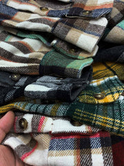 製品画像
「チェック柄フランネルシャツジャケット、起毛加工を施した厚手コットン素材で、秋冬シーズンに最適なヴィンテージ感のあるデザイン」
詳細画像
「柔らかな質感の厚手コットン、ダブルポケットと肘部分のパッチデザインが特徴。水洗いとソフト加工で快適な着心地と優れた保温性」