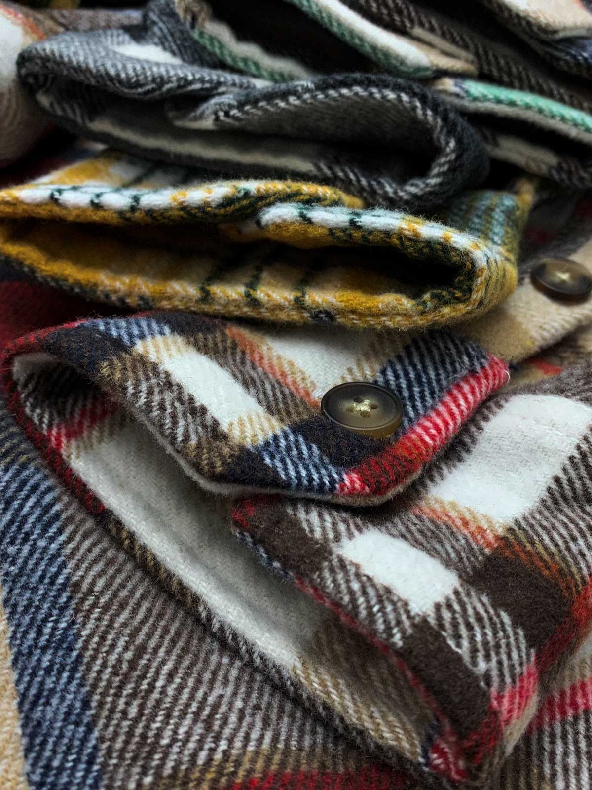 製品画像
「チェック柄フランネルシャツジャケット、起毛加工を施した厚手コットン素材で、秋冬シーズンに最適なヴィンテージ感のあるデザイン」
詳細画像
「柔らかな質感の厚手コットン、ダブルポケットと肘部分のパッチデザインが特徴。水洗いとソフト加工で快適な着心地と優れた保温性」