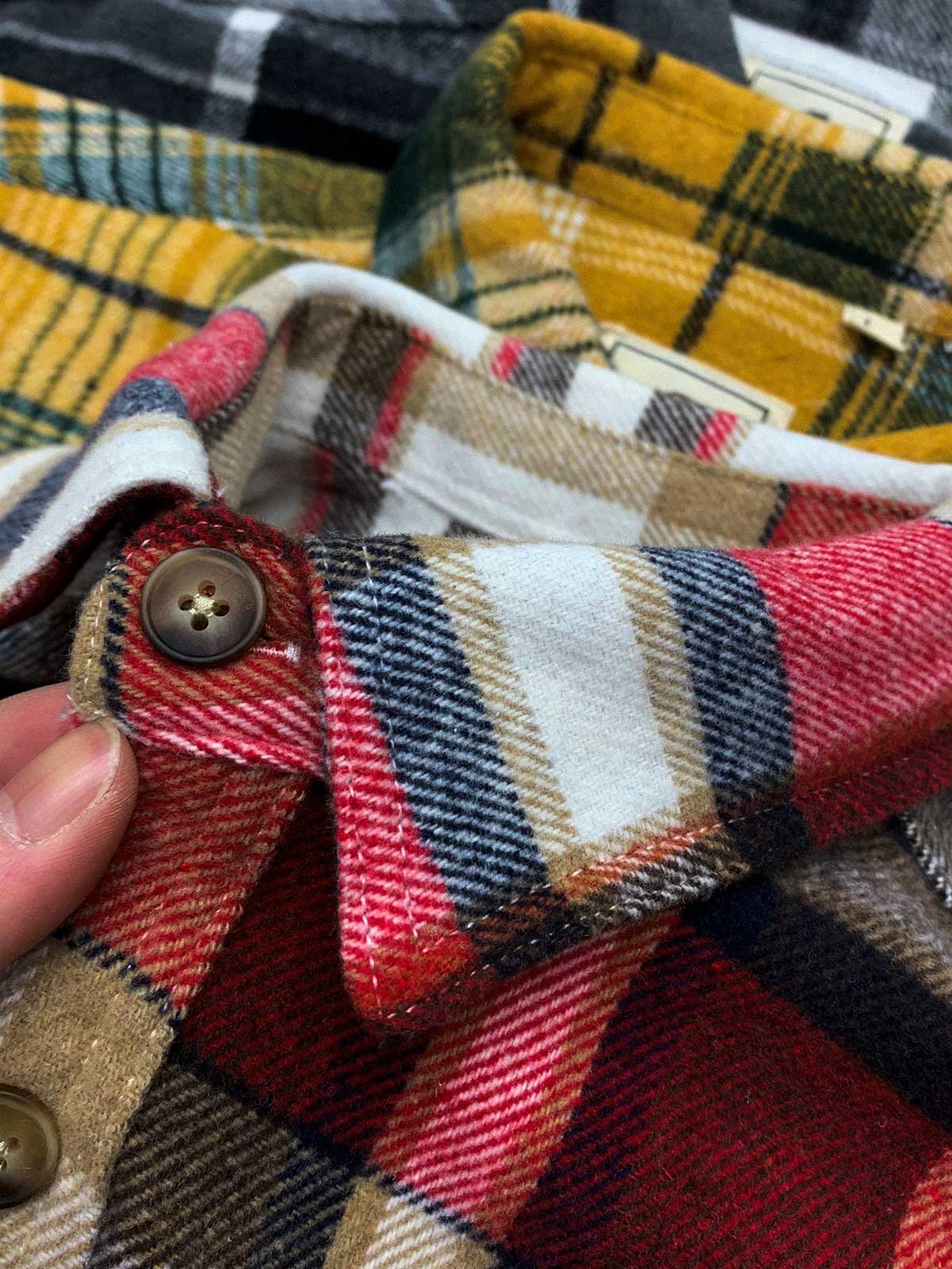 製品画像
「チェック柄フランネルシャツジャケット、起毛加工を施した厚手コットン素材で、秋冬シーズンに最適なヴィンテージ感のあるデザイン」
詳細画像
「柔らかな質感の厚手コットン、ダブルポケットと肘部分のパッチデザインが特徴。水洗いとソフト加工で快適な着心地と優れた保温性」