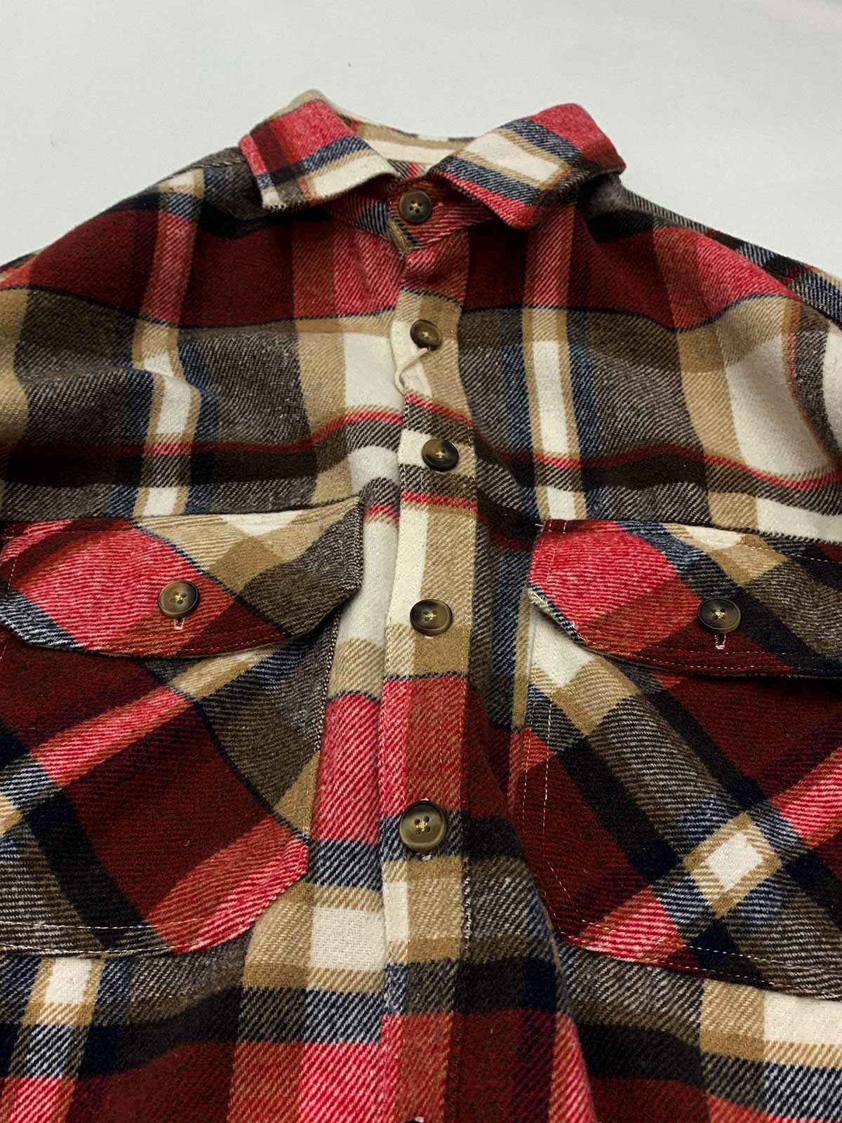 製品画像
「チェック柄フランネルシャツジャケット、起毛加工を施した厚手コットン素材で、秋冬シーズンに最適なヴィンテージ感のあるデザイン」
詳細画像
「柔らかな質感の厚手コットン、ダブルポケットと肘部分のパッチデザインが特徴。水洗いとソフト加工で快適な着心地と優れた保温性」