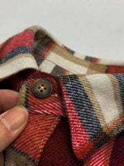 製品画像
「チェック柄フランネルシャツジャケット、起毛加工を施した厚手コットン素材で、秋冬シーズンに最適なヴィンテージ感のあるデザイン」
詳細画像
「柔らかな質感の厚手コットン、ダブルポケットと肘部分のパッチデザインが特徴。水洗いとソフト加工で快適な着心地と優れた保温性」