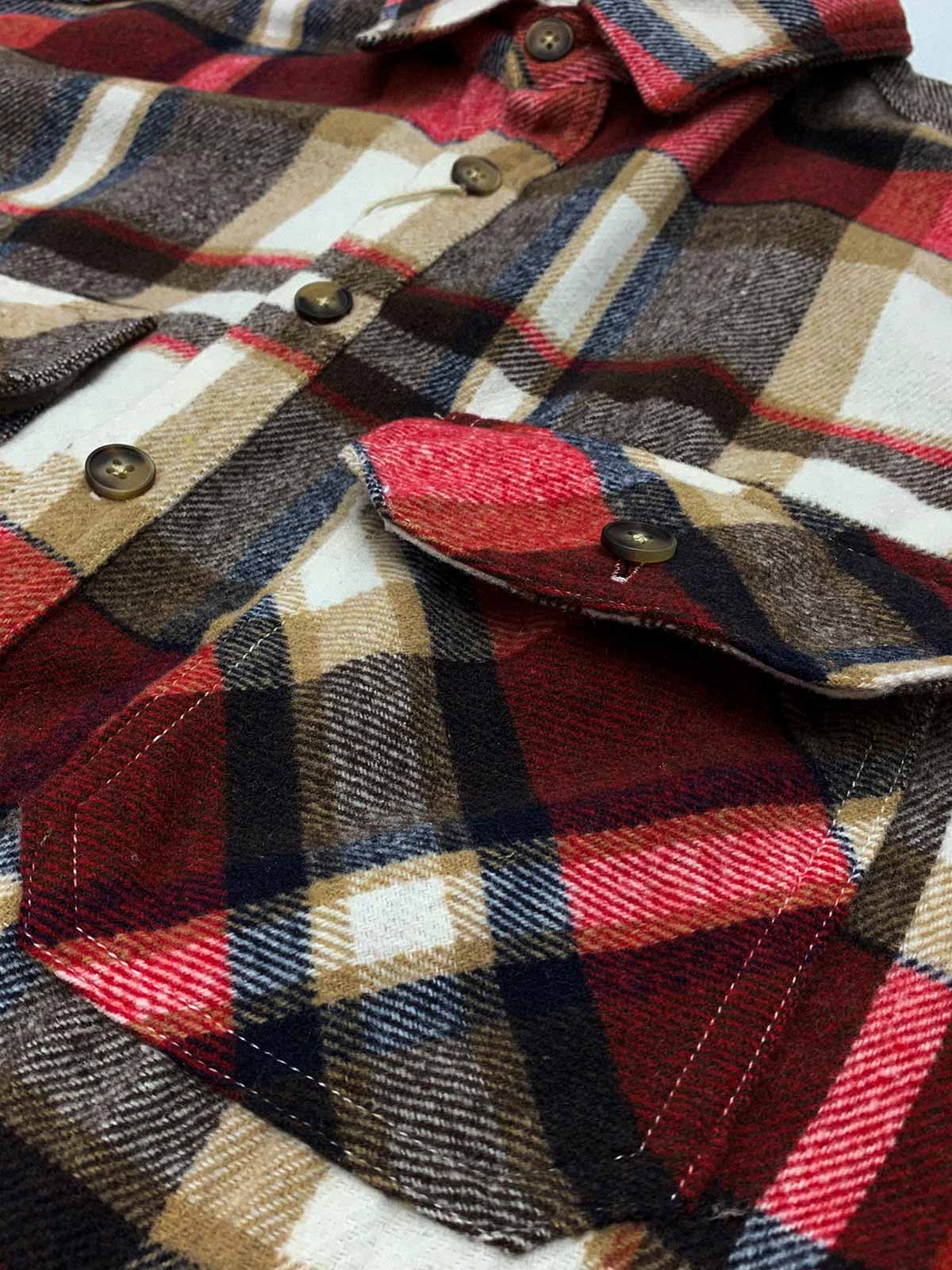 製品画像
「チェック柄フランネルシャツジャケット、起毛加工を施した厚手コットン素材で、秋冬シーズンに最適なヴィンテージ感のあるデザイン」
詳細画像
「柔らかな質感の厚手コットン、ダブルポケットと肘部分のパッチデザインが特徴。水洗いとソフト加工で快適な着心地と優れた保温性」