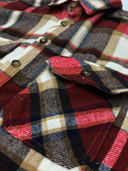 製品画像
「チェック柄フランネルシャツジャケット、起毛加工を施した厚手コットン素材で、秋冬シーズンに最適なヴィンテージ感のあるデザイン」
詳細画像
「柔らかな質感の厚手コットン、ダブルポケットと肘部分のパッチデザインが特徴。水洗いとソフト加工で快適な着心地と優れた保温性」