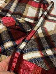 製品画像
「チェック柄フランネルシャツジャケット、起毛加工を施した厚手コットン素材で、秋冬シーズンに最適なヴィンテージ感のあるデザイン」
詳細画像
「柔らかな質感の厚手コットン、ダブルポケットと肘部分のパッチデザインが特徴。水洗いとソフト加工で快適な着心地と優れた保温性」