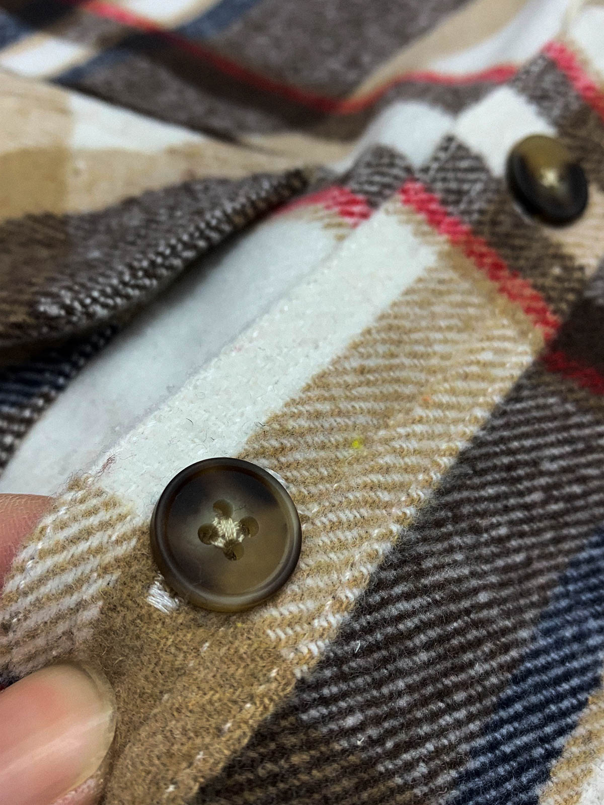 製品画像
「チェック柄フランネルシャツジャケット、起毛加工を施した厚手コットン素材で、秋冬シーズンに最適なヴィンテージ感のあるデザイン」
詳細画像
「柔らかな質感の厚手コットン、ダブルポケットと肘部分のパッチデザインが特徴。水洗いとソフト加工で快適な着心地と優れた保温性」