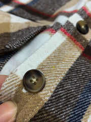 製品画像
「チェック柄フランネルシャツジャケット、起毛加工を施した厚手コットン素材で、秋冬シーズンに最適なヴィンテージ感のあるデザイン」
詳細画像
「柔らかな質感の厚手コットン、ダブルポケットと肘部分のパッチデザインが特徴。水洗いとソフト加工で快適な着心地と優れた保温性」