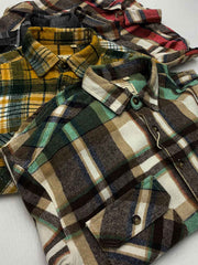 製品画像
「チェック柄フランネルシャツジャケット、起毛加工を施した厚手コットン素材で、秋冬シーズンに最適なヴィンテージ感のあるデザイン」
詳細画像
「柔らかな質感の厚手コットン、ダブルポケットと肘部分のパッチデザインが特徴。水洗いとソフト加工で快適な着心地と優れた保温性」