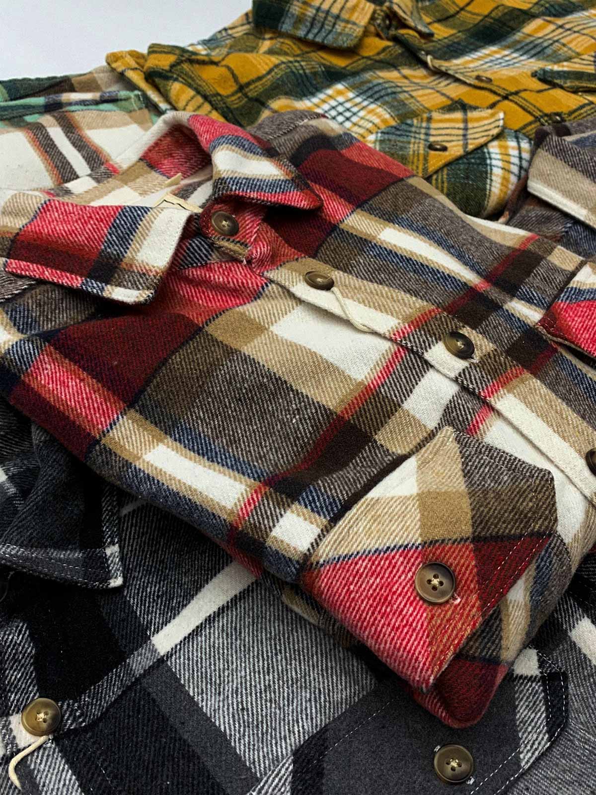 製品画像
「チェック柄フランネルシャツジャケット、起毛加工を施した厚手コットン素材で、秋冬シーズンに最適なヴィンテージ感のあるデザイン」
詳細画像
「柔らかな質感の厚手コットン、ダブルポケットと肘部分のパッチデザインが特徴。水洗いとソフト加工で快適な着心地と優れた保温性」