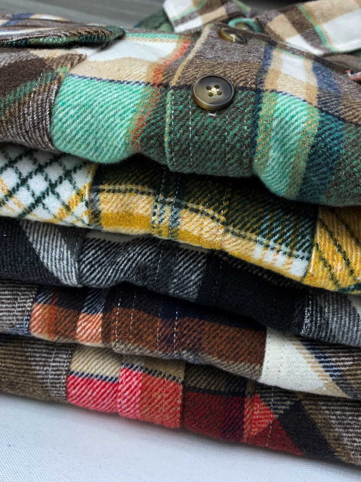 製品画像
「チェック柄フランネルシャツジャケット、起毛加工を施した厚手コットン素材で、秋冬シーズンに最適なヴィンテージ感のあるデザイン」
詳細画像
「柔らかな質感の厚手コットン、ダブルポケットと肘部分のパッチデザインが特徴。水洗いとソフト加工で快適な着心地と優れた保温性」