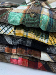 製品画像
「チェック柄フランネルシャツジャケット、起毛加工を施した厚手コットン素材で、秋冬シーズンに最適なヴィンテージ感のあるデザイン」
詳細画像
「柔らかな質感の厚手コットン、ダブルポケットと肘部分のパッチデザインが特徴。水洗いとソフト加工で快適な着心地と優れた保温性」