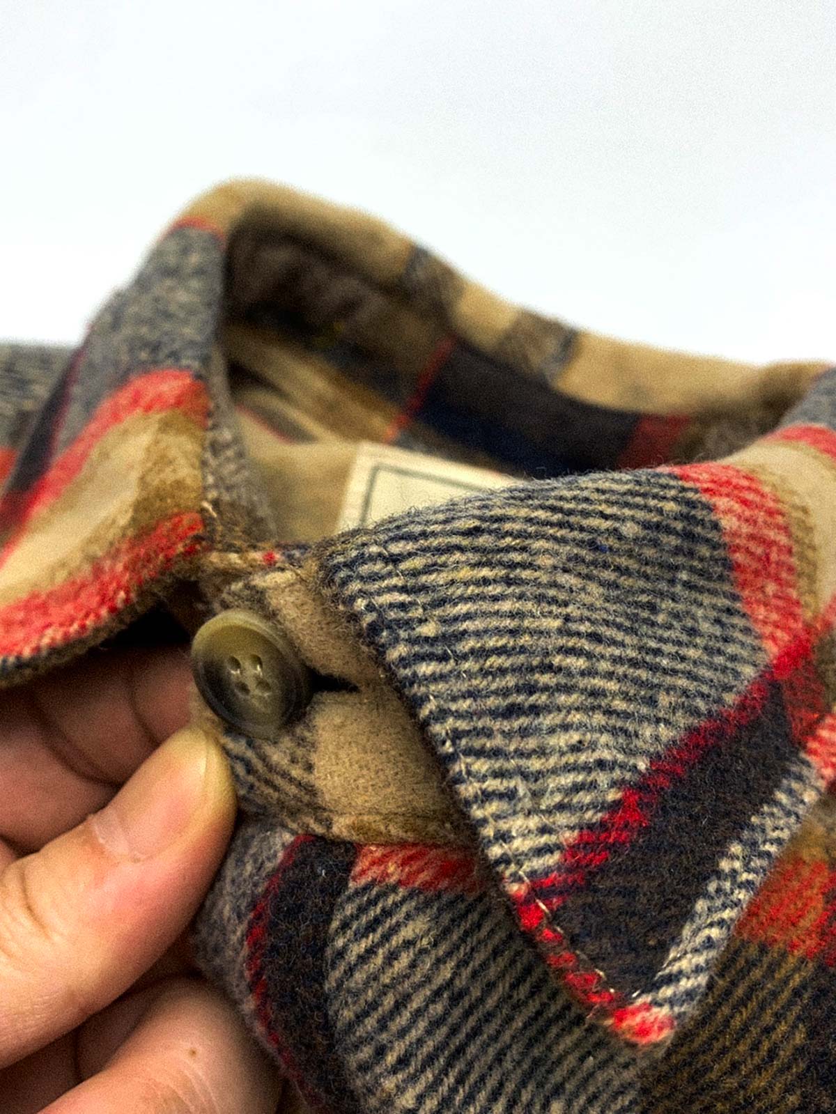 製品画像
「チェック柄フランネルシャツジャケット、起毛加工を施した厚手コットン素材で、秋冬シーズンに最適なヴィンテージ感のあるデザイン」
詳細画像
「柔らかな質感の厚手コットン、ダブルポケットと肘部分のパッチデザインが特徴。水洗いとソフト加工で快適な着心地と優れた保温性」