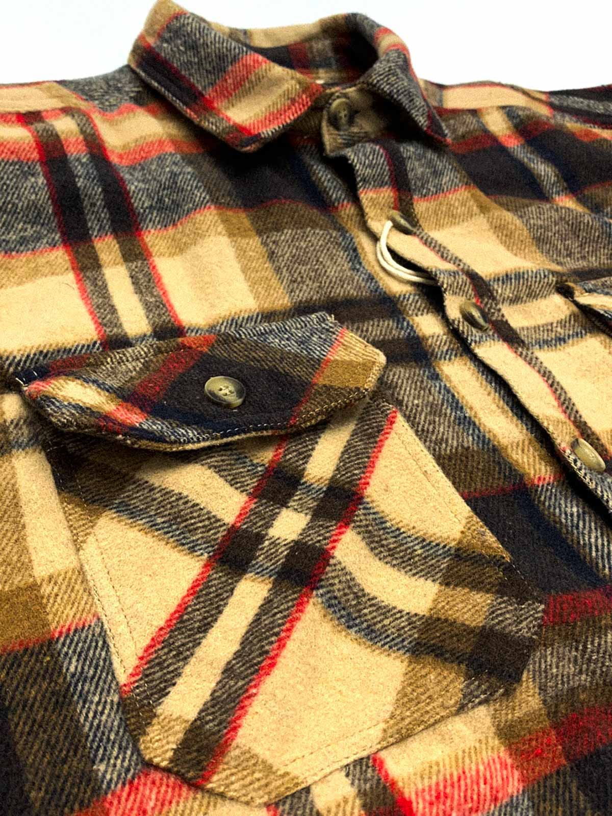 製品画像
「チェック柄フランネルシャツジャケット、起毛加工を施した厚手コットン素材で、秋冬シーズンに最適なヴィンテージ感のあるデザイン」
詳細画像
「柔らかな質感の厚手コットン、ダブルポケットと肘部分のパッチデザインが特徴。水洗いとソフト加工で快適な着心地と優れた保温性」