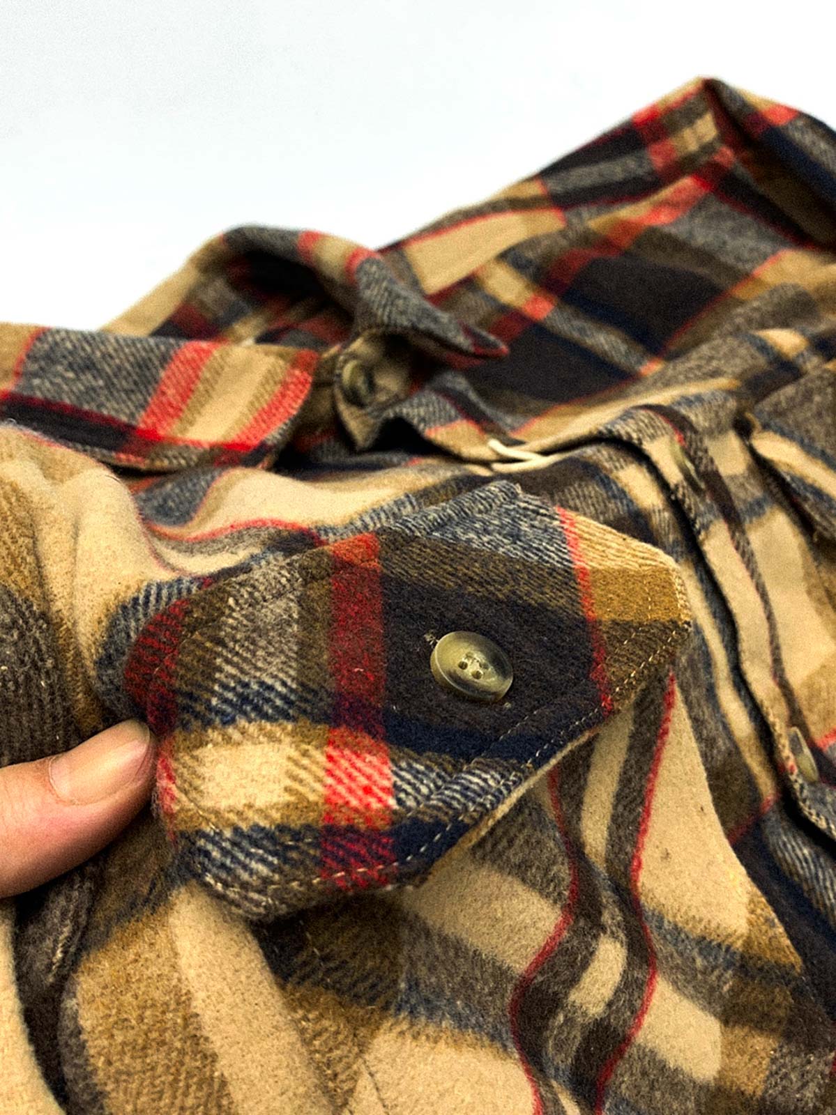 製品画像
「チェック柄フランネルシャツジャケット、起毛加工を施した厚手コットン素材で、秋冬シーズンに最適なヴィンテージ感のあるデザイン」
詳細画像
「柔らかな質感の厚手コットン、ダブルポケットと肘部分のパッチデザインが特徴。水洗いとソフト加工で快適な着心地と優れた保温性」