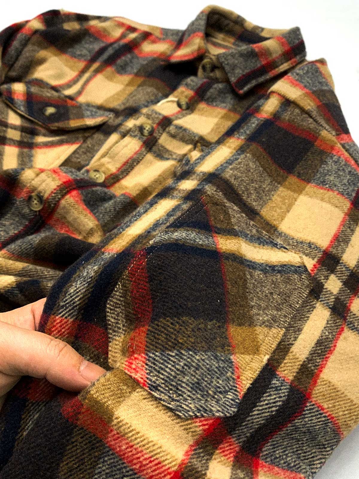 製品画像
「チェック柄フランネルシャツジャケット、起毛加工を施した厚手コットン素材で、秋冬シーズンに最適なヴィンテージ感のあるデザイン」
詳細画像
「柔らかな質感の厚手コットン、ダブルポケットと肘部分のパッチデザインが特徴。水洗いとソフト加工で快適な着心地と優れた保温性」