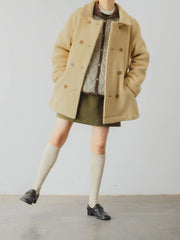 詳細画像: ツートーンのダイヤ柄キルティング加工が施されたコート、ポリエステル素材で軽量かつ耐久性のあるデザイン、ディテールにこだわったアクセント。
モデル画像: スカートやパンツとのコーディネートでイギリス風スクールスタイルを演出したモデルが着用したピーターパンカラーコート。