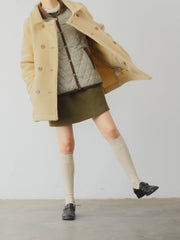 詳細画像: ツートーンのダイヤ柄キルティング加工が施されたコート、ポリエステル素材で軽量かつ耐久性のあるデザイン、ディテールにこだわったアクセント。
モデル画像: スカートやパンツとのコーディネートでイギリス風スクールスタイルを演出したモデルが着用したピーターパンカラーコート。