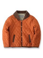 製品画像: ピーターパンカラーとダイヤ柄キルティングデザインのイギリス風ヴィンテージスクールスタイルコート、保温性が高くエレガントな気品を持つ一着。
詳細画像: ツートーンのダイヤ柄キルティング加工が施されたコート、ポリエステル素材で軽量かつ耐久性のあるデザイン、ディテールにこだわったアクセント。