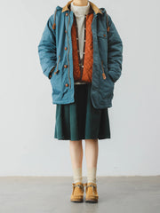 詳細画像: ツートーンのダイヤ柄キルティング加工が施されたコート、ポリエステル素材で軽量かつ耐久性のあるデザイン、ディテールにこだわったアクセント。
モデル画像: スカートやパンツとのコーディネートでイギリス風スクールスタイルを演出したモデルが着用したピーターパンカラーコート。