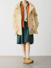 詳細画像: ツートーンのダイヤ柄キルティング加工が施されたコート、ポリエステル素材で軽量かつ耐久性のあるデザイン、ディテールにこだわったアクセント。
モデル画像: スカートやパンツとのコーディネートでイギリス風スクールスタイルを演出したモデルが着用したピーターパンカラーコート。