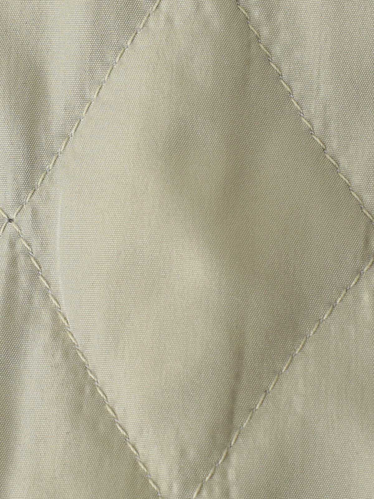 製品画像: ピーターパンカラーとダイヤ柄キルティングデザインのイギリス風ヴィンテージスクールスタイルコート、保温性が高くエレガントな気品を持つ一着。
詳細画像: ツートーンのダイヤ柄キルティング加工が施されたコート、ポリエステル素材で軽量かつ耐久性のあるデザイン、ディテールにこだわったアクセント。